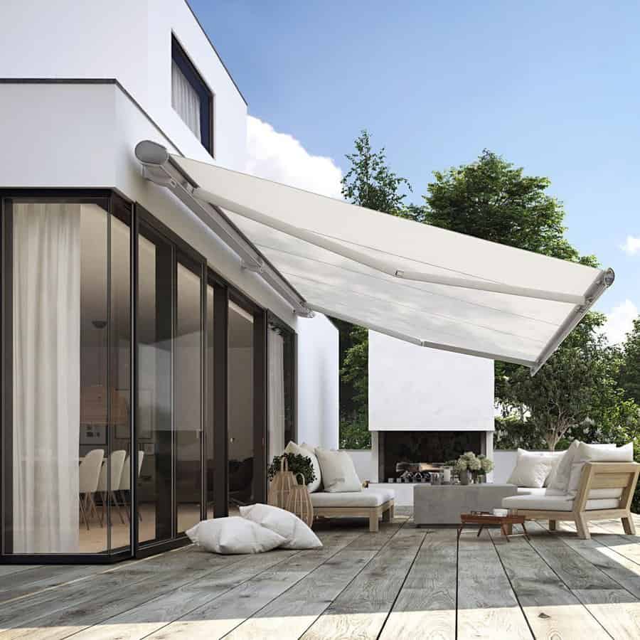 Retractable awning