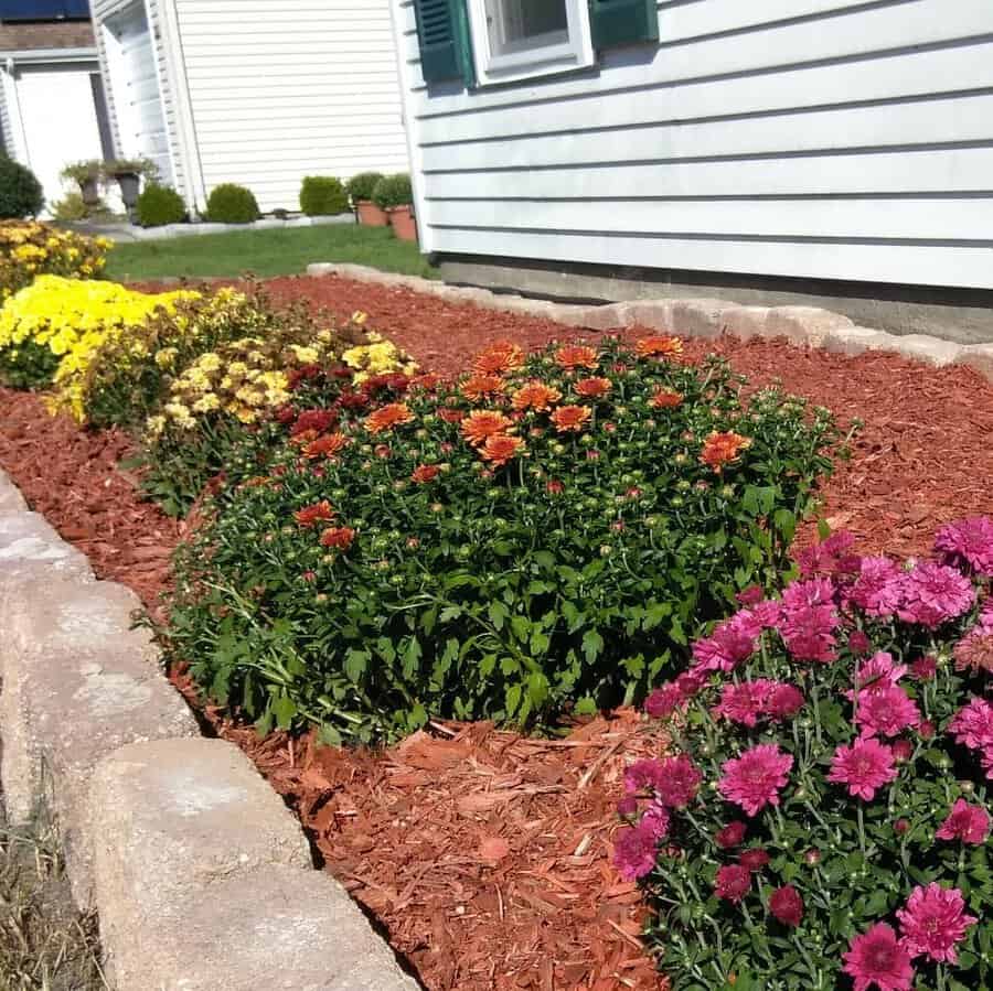 Mulching around your flower bed