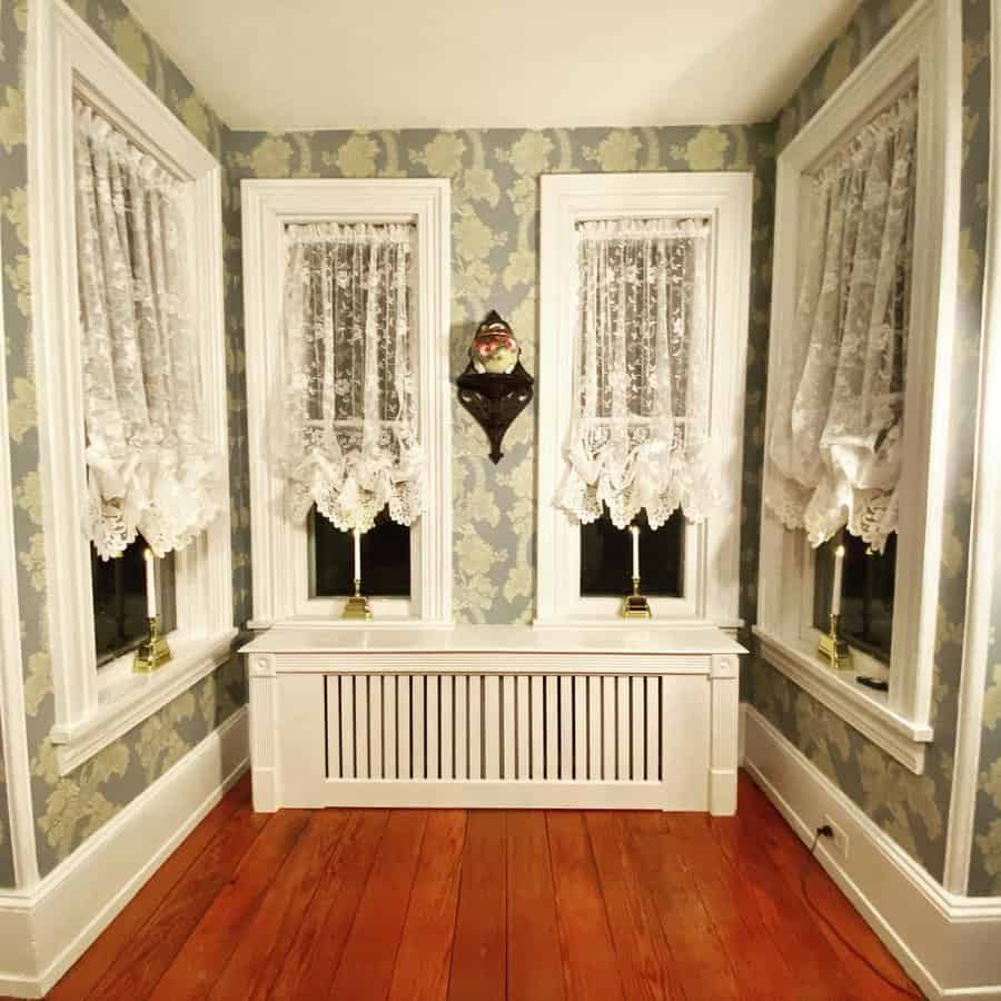 Colonial window trim