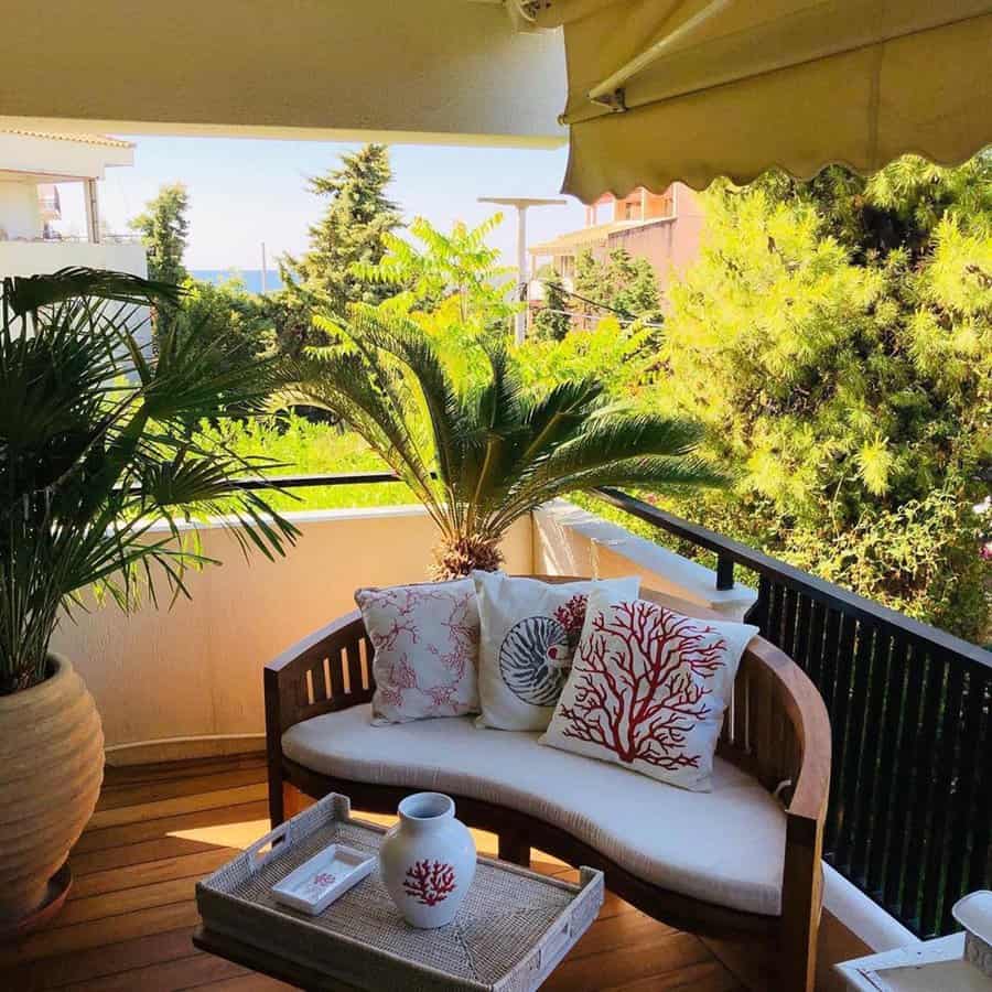 Retractable privacy screen