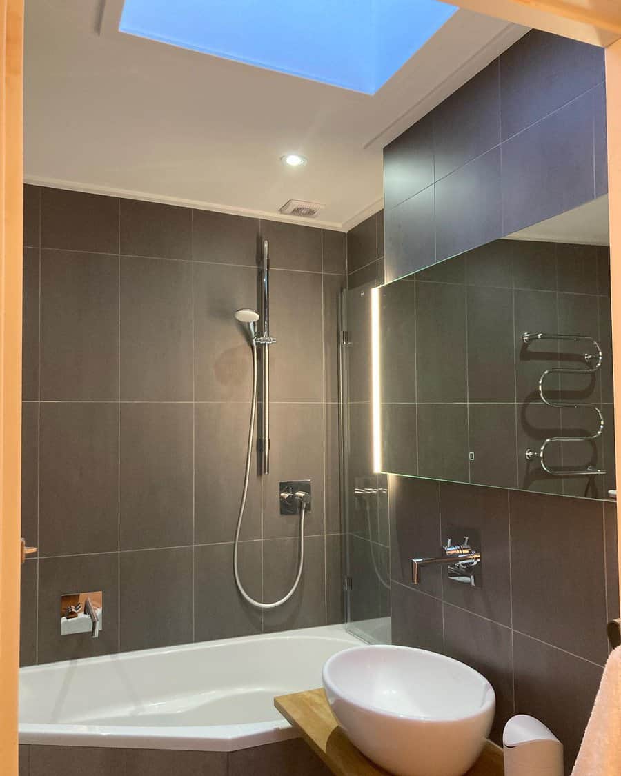 Grey bathroom with colors and lines accent