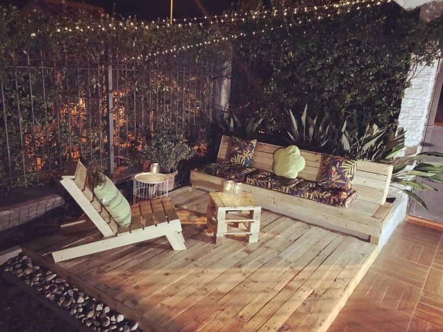 Wood pallet patio deck
